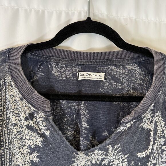 We the Free Blouse Women's Medium Grey Paisley High Low Vneck Long Sleeve - Picture 4 of 13